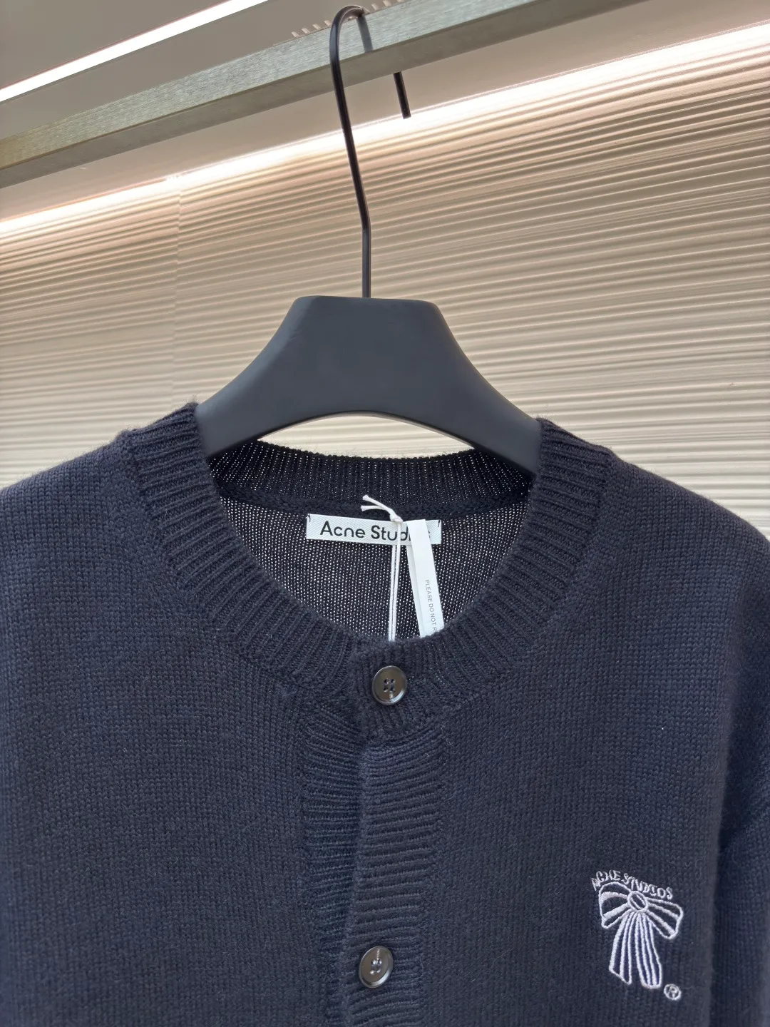 Acne Studios bow embroidered cardigan sweater ●Original version: Purchased and developed in 2988 ●Item number: 1680693-B15 ●Fabric: wool fabric ●Technology: Knitted production ●Version: Loose fit ●Weight: about 660 grams ●Size: S-M-L ●Description: Made of 6 strands of 26μm ultra-fine merino wool blended yarn, compoundly twisted through siro spinning technology to increase yarn strength by 40%. Air core wrapping process: Inject 0.1% gaseous silicone oil into the hollow layer of the yarn to reduce the weight of the fabric by 15% while maintaining the natural warmth of wool. Japan's Shima Seiki MFG-3.2 seven-gauge computerized flat knitting machine is used to knit an invisible rhombus interlayer with a thickness of 1.2mm through the triple interaction of floating thread + tuck stitch + hanging stitch. The cuffs adopt a 5→7G gradient gauge and are programmed to achieve a precise transition of adding 0.3 stitches per centimeter. The overall wiring is straight and delicate, the fabric is comfortable and soft, and the color is consistent without color difference. It can be matched with the same style to create a fashionable look and control various occasions. Customized accessories, complete with three standards, same style for men and women!